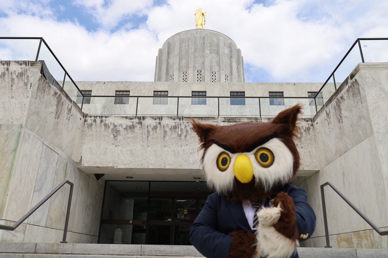 Hootie at the Oregon State Capital Building