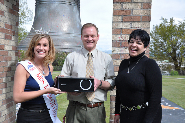 OIT STUDENT GIVES TO KLAMATH UNION HIGH SCHOOL