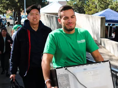 Students on Move In Day at Oregon Tech