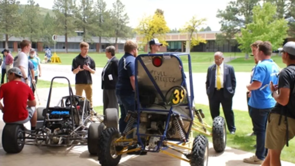 Students outside on Oregon Tech campus