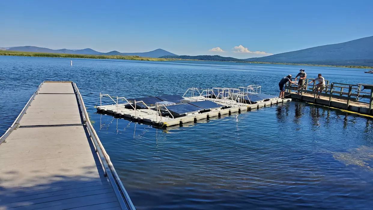 picture of photovoltaic panels on Klamath Lake for sucker fish recovery project