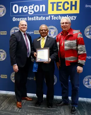 president_naganathan_receiving_5_year_recognition_from_david_cauble_a