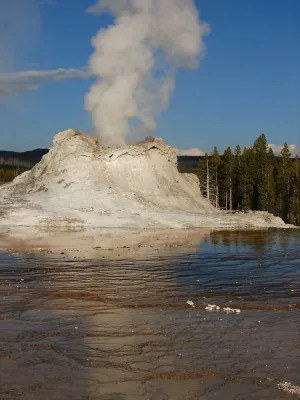 Geyser in Yellowstone near Old Faithful