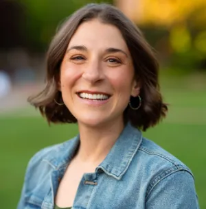 Headshot photo Hannah Levine