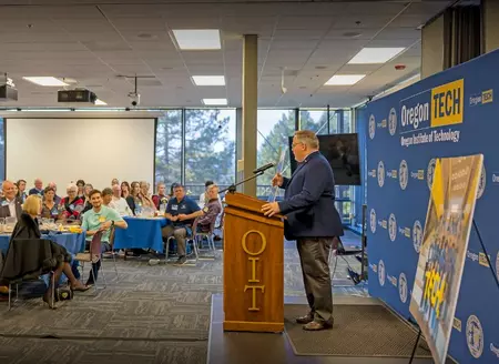 dr._ken_fincher_speaking_at_the_2022_scholarship_banquet